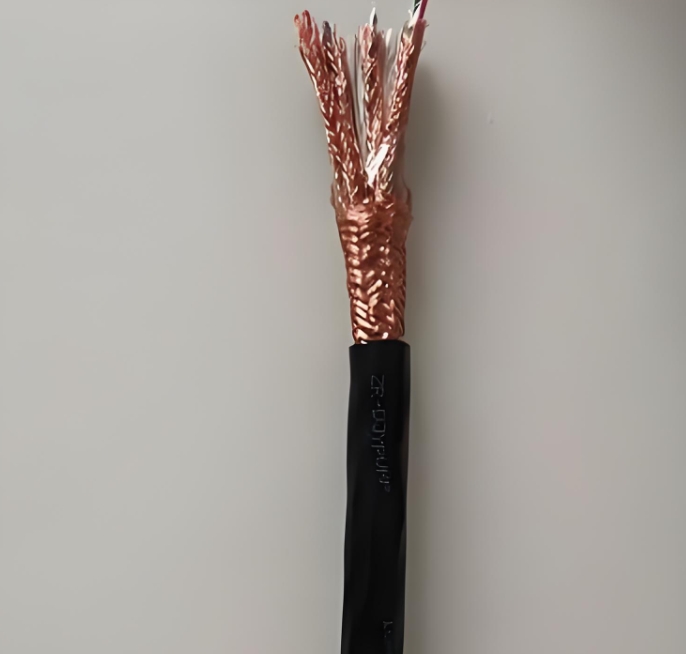 電纜作為電力傳輸?shù)难}，其性能直接影響到整個(gè)系統(tǒng)的可靠性.jpg