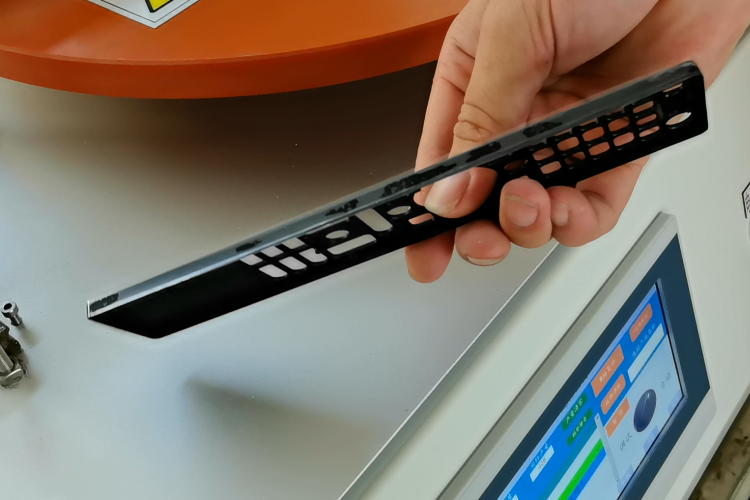 雙工位貼膜機(jī)工作流程圖，展示雙工位同步貼膜的高效運(yùn)作過(guò)程