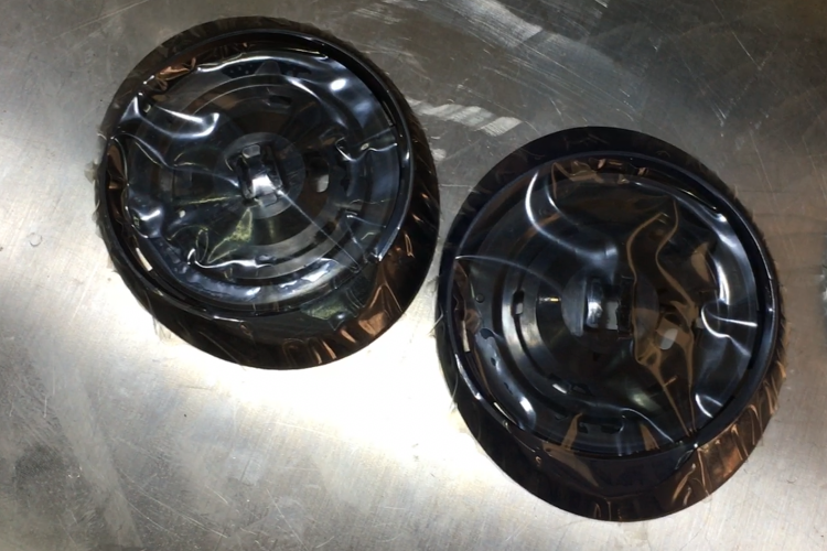 耳機(jī)貼膜前后效果對(duì)比圖，左側(cè)為未貼膜部件，右側(cè)為高精度貼膜后的成品效果