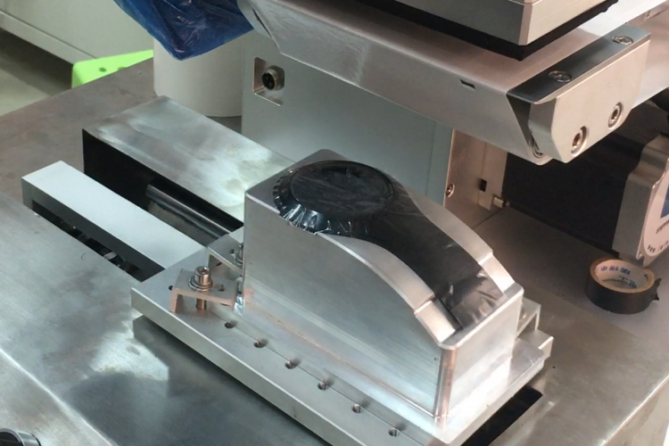 耳機(jī)貼膜機(jī)工作流程圖，展示外殼、耳罩、內(nèi)耳蓋同步貼膜的工序銜接