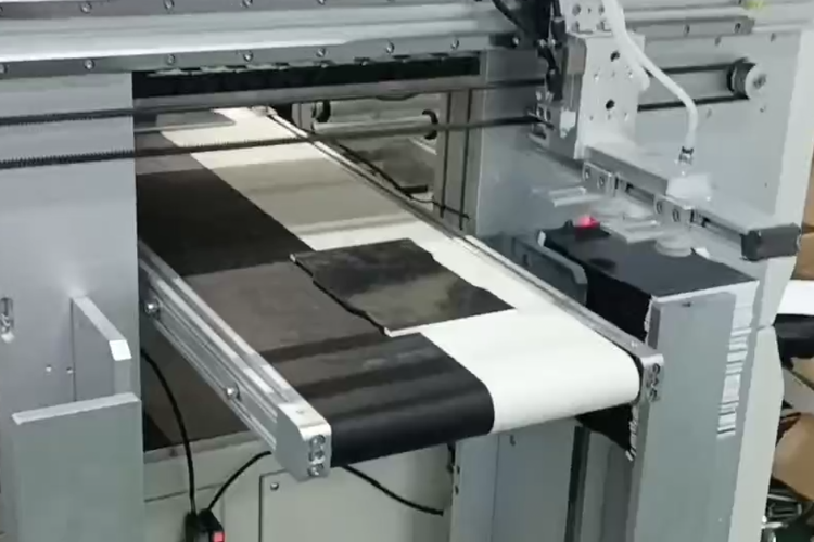 顛覆傳統(tǒng)！雙機聯(lián)動+機械手自動上料，氣凝膠貼膠效率飆升300%！