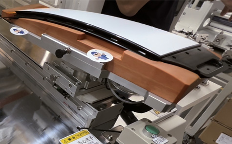 高效保護，提升品質(zhì)——德尚精機汽車BC柱自動貼膜機助力汽配企業(yè)