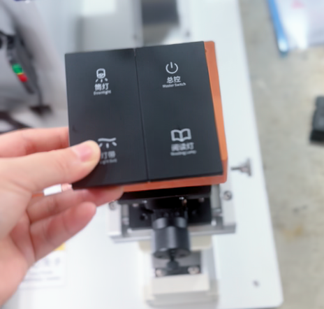 電子廠選顯示屏控制面板貼膜機？德尚精機這款解決我 3 大難題！