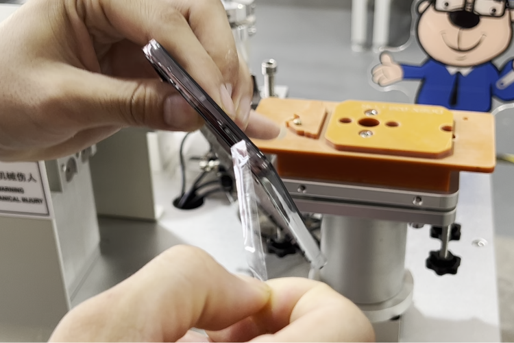 人工貼膜半小時(shí)，手機(jī)中框貼膜機(jī)幾秒鐘