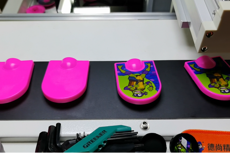 玩具貼膜機(jī)廠家，高精度玩具視覺貼膜機(jī)助力廠家降本增效