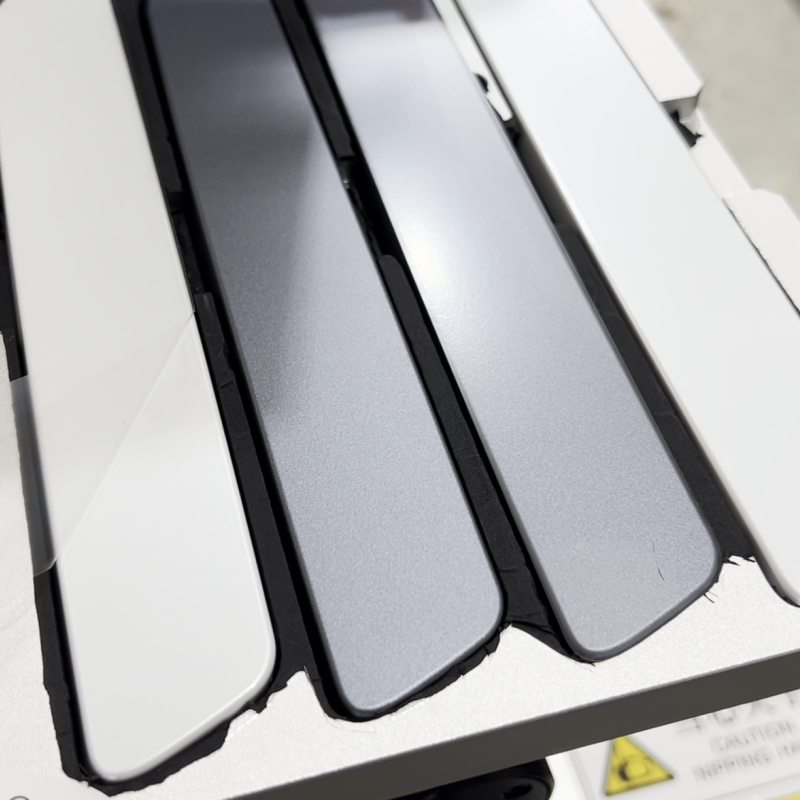 貼膜機(jī)四工位同步工作場景，展示同時貼4片門把手的高效過程