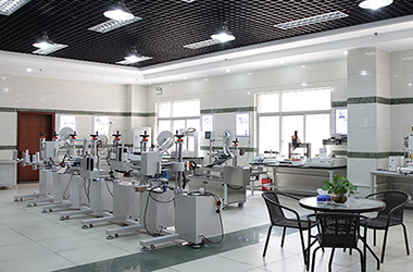 <strong>前排圍觀德尚貼膜機的發(fā)展歷史</strong>